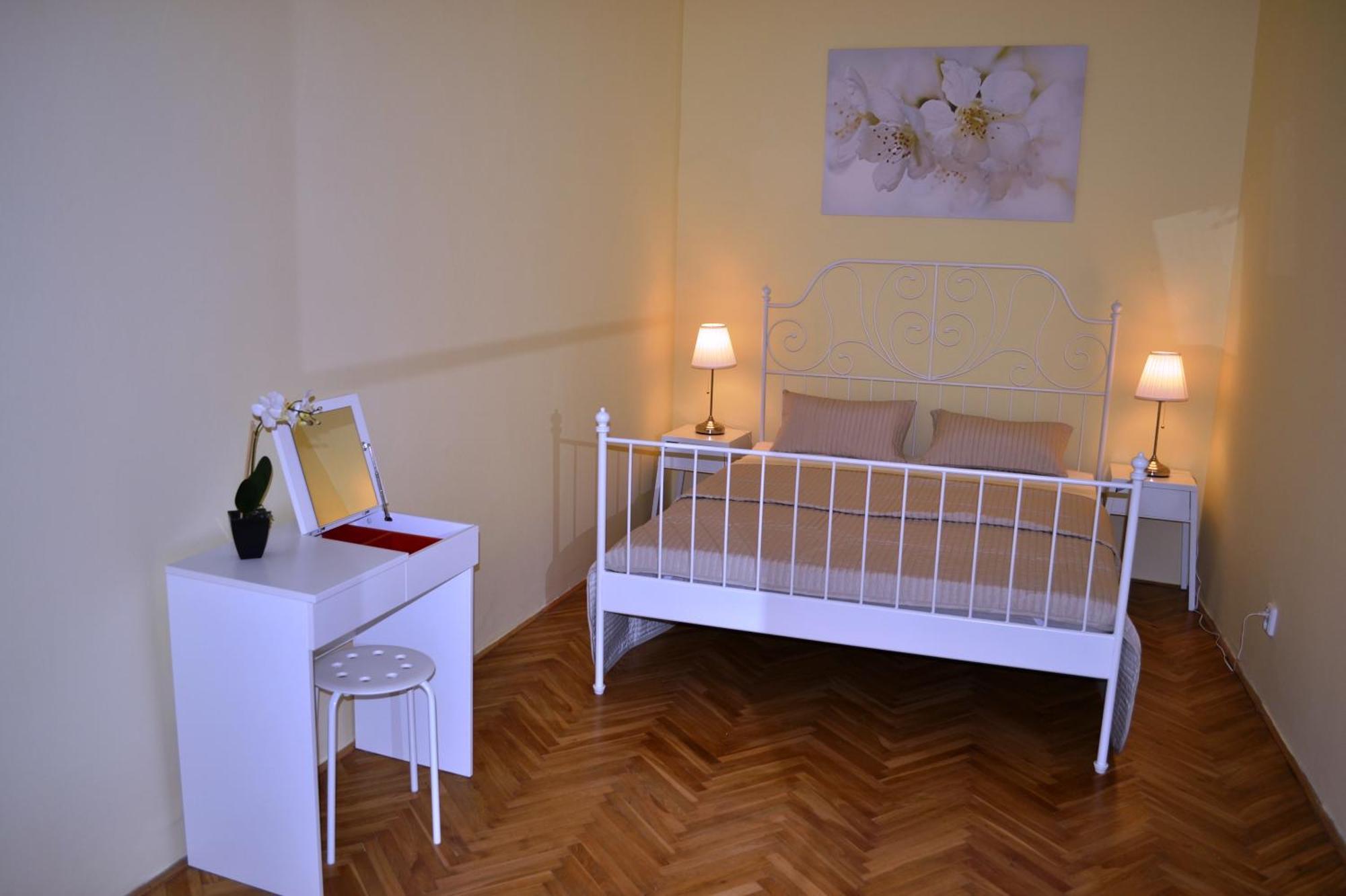 Sunflower 2BDR Flat By Ruterra Prag Exterior foto