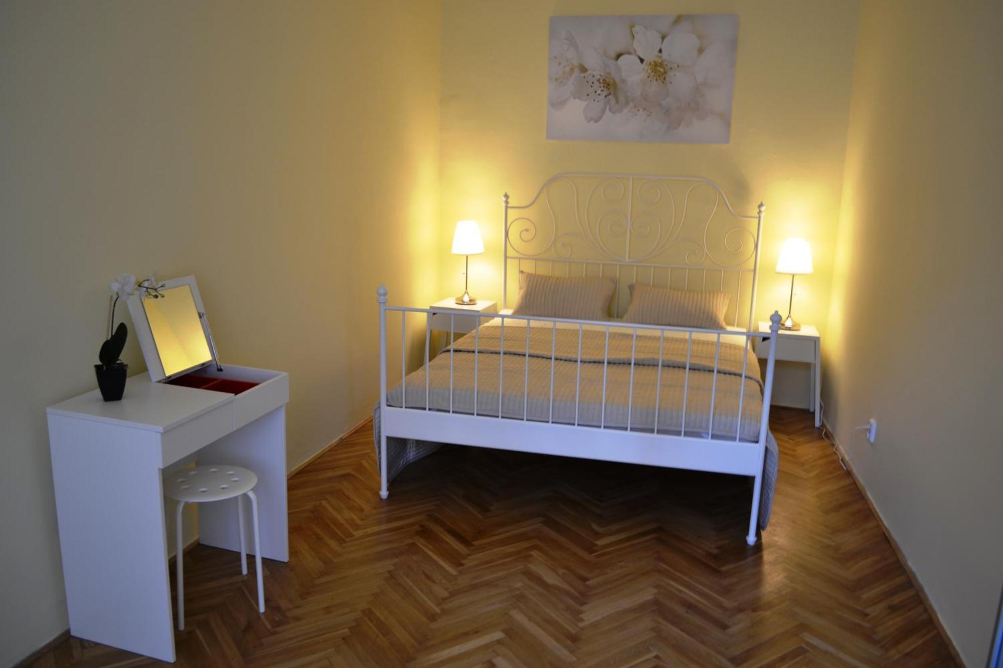 Sunflower 2BDR Flat By Ruterra Prag Exterior foto