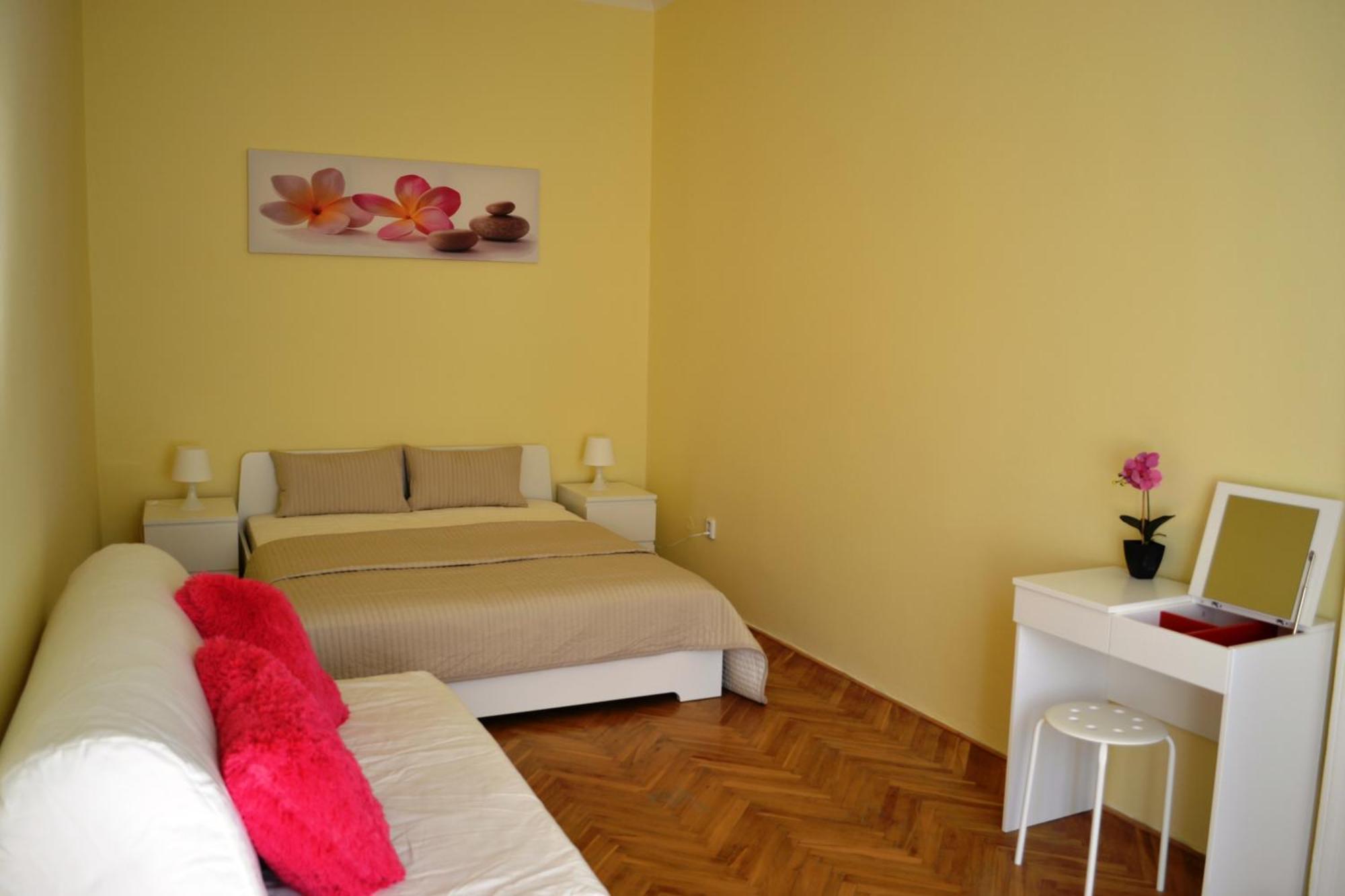 Sunflower 2BDR Flat By Ruterra Prag Exterior foto